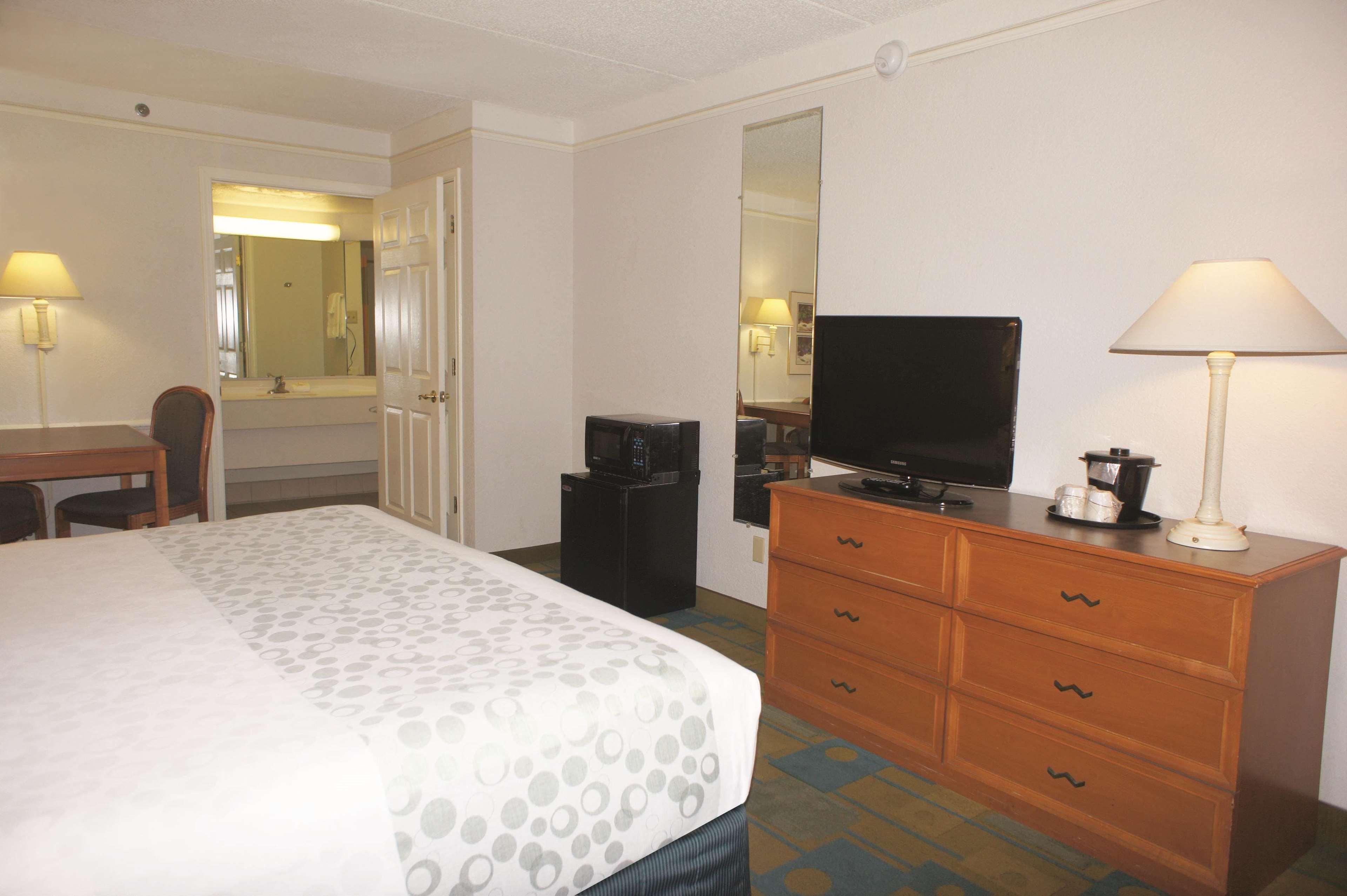 Days Inn By Wyndham San Diego Vista Exterior photo