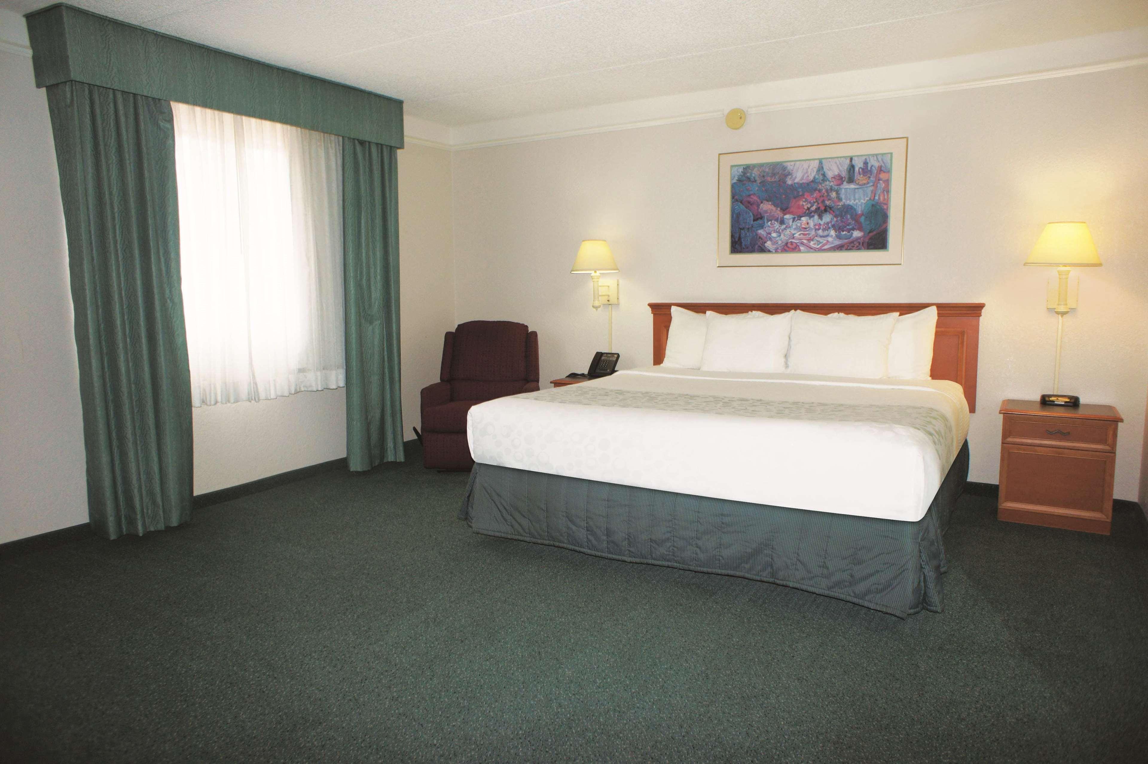Days Inn By Wyndham San Diego Vista Exterior photo