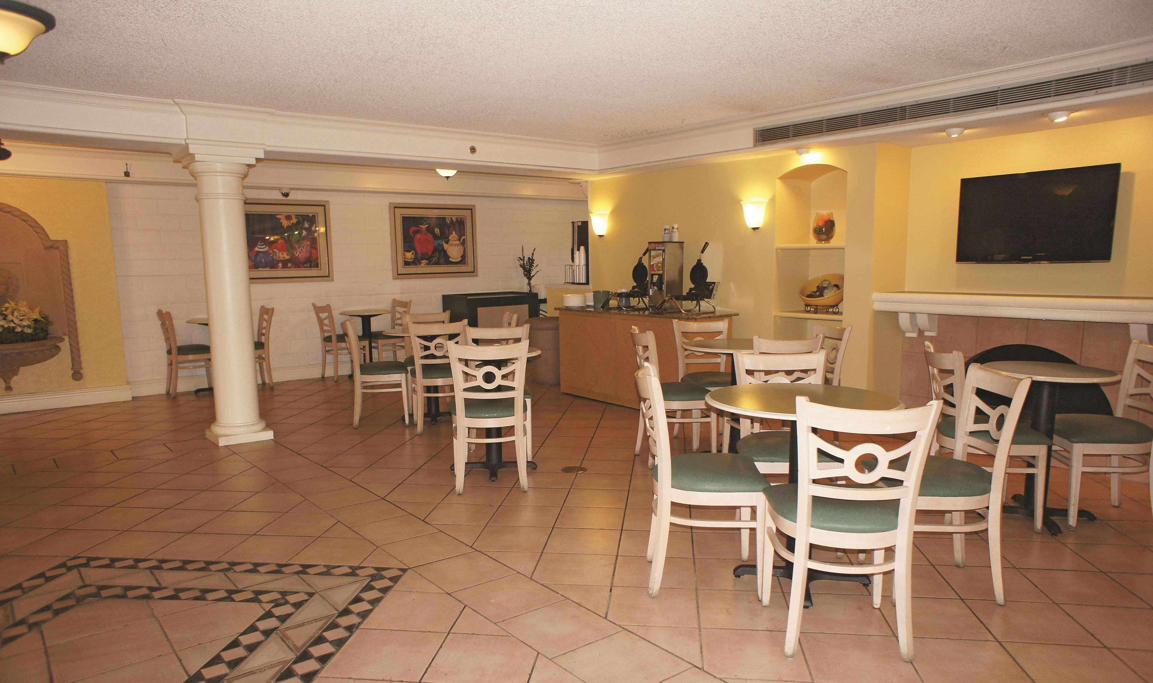 Days Inn By Wyndham San Diego Vista Exterior photo