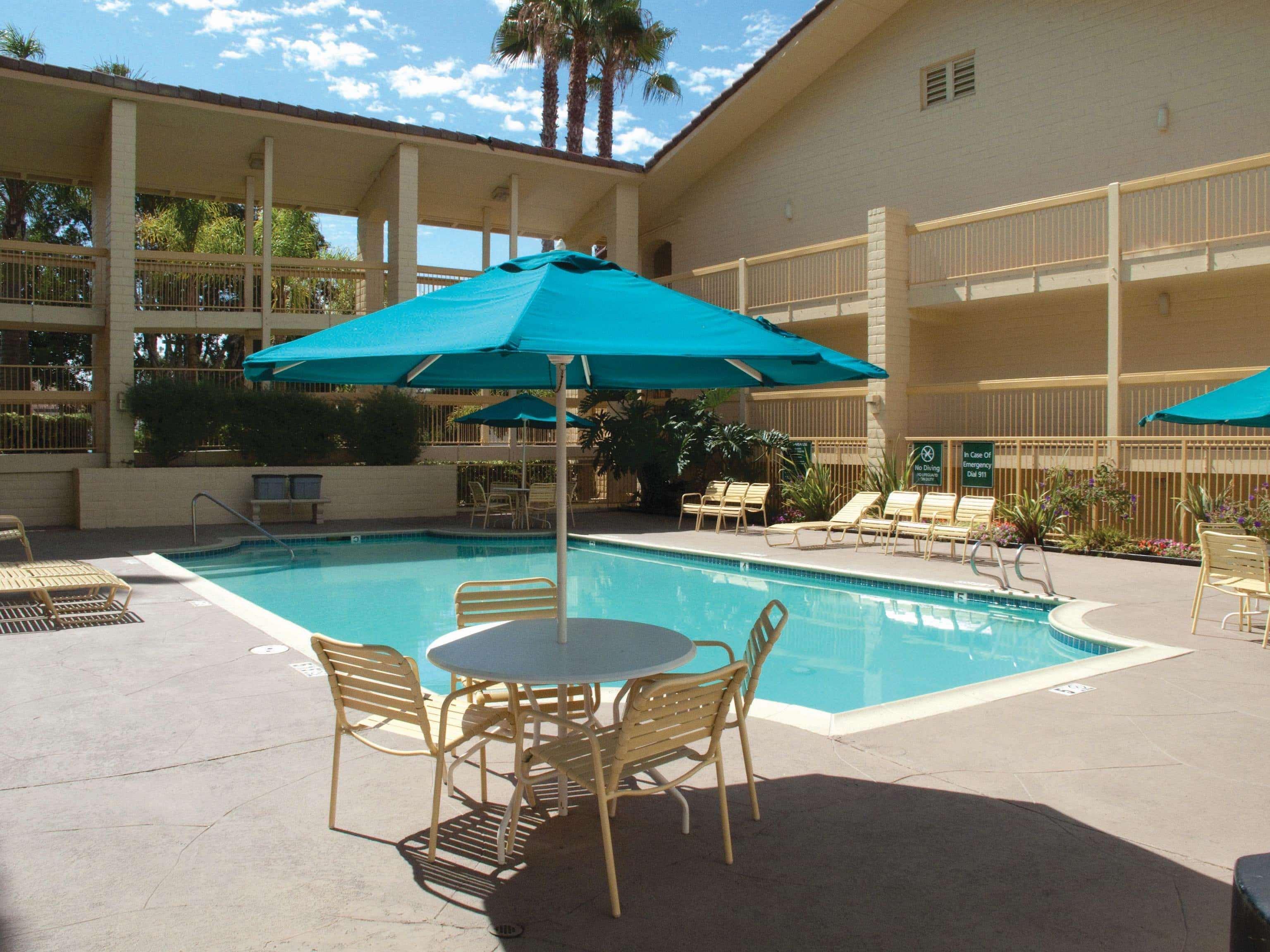 Days Inn By Wyndham San Diego Vista Exterior photo