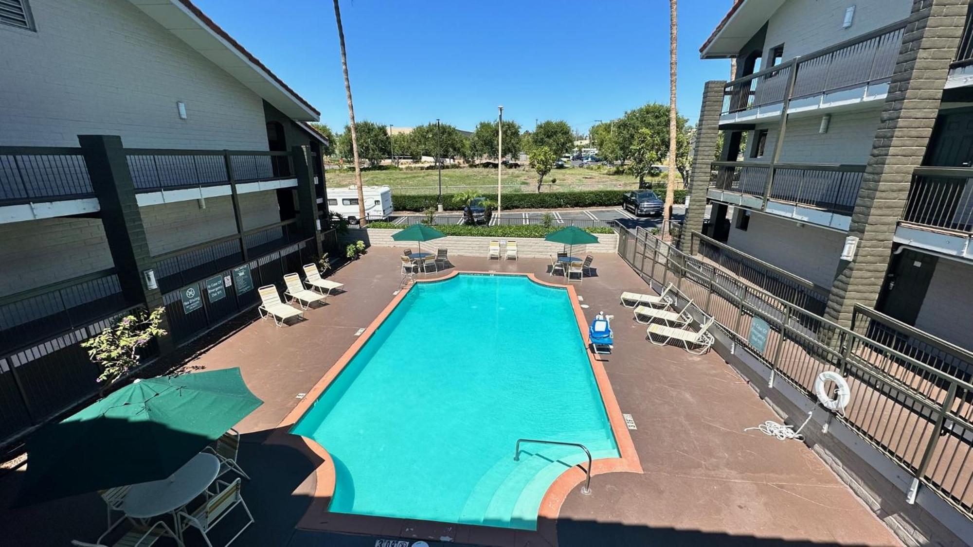 Days Inn By Wyndham San Diego Vista Exterior photo