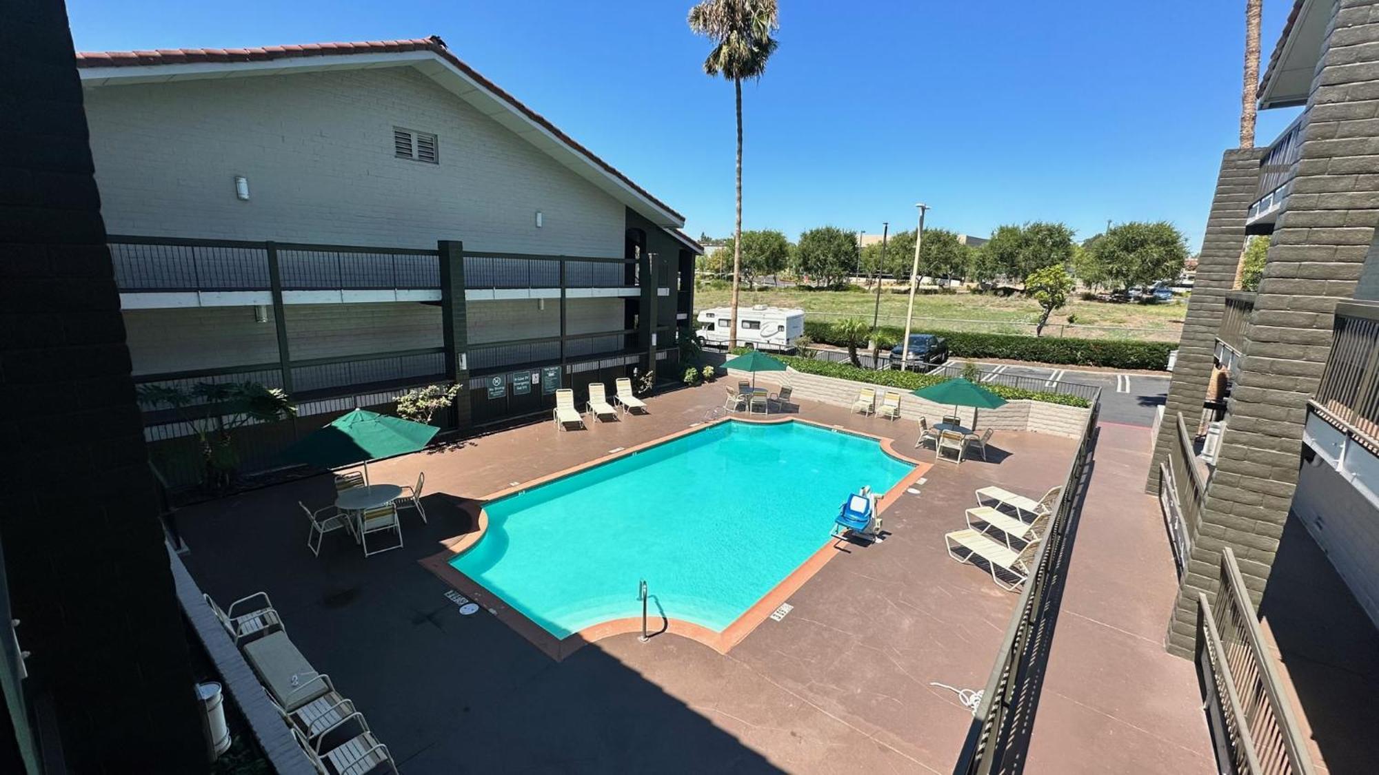 Days Inn By Wyndham San Diego Vista Exterior photo