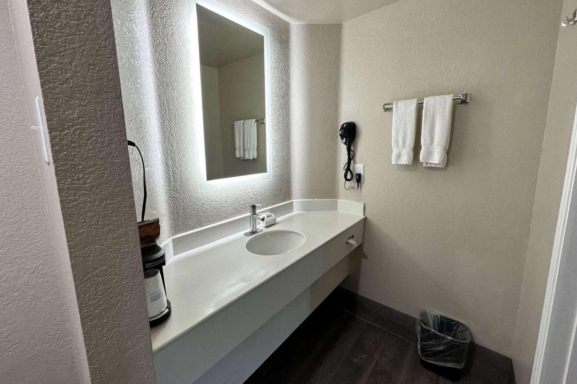 Days Inn By Wyndham San Diego Vista Exterior photo
