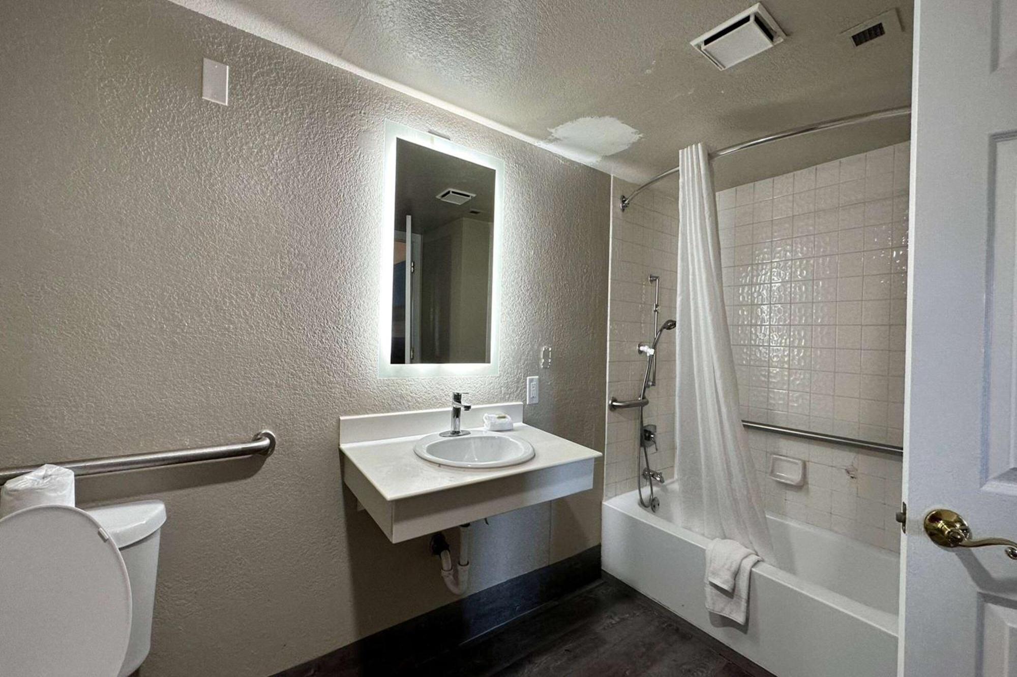 Days Inn By Wyndham San Diego Vista Exterior photo
