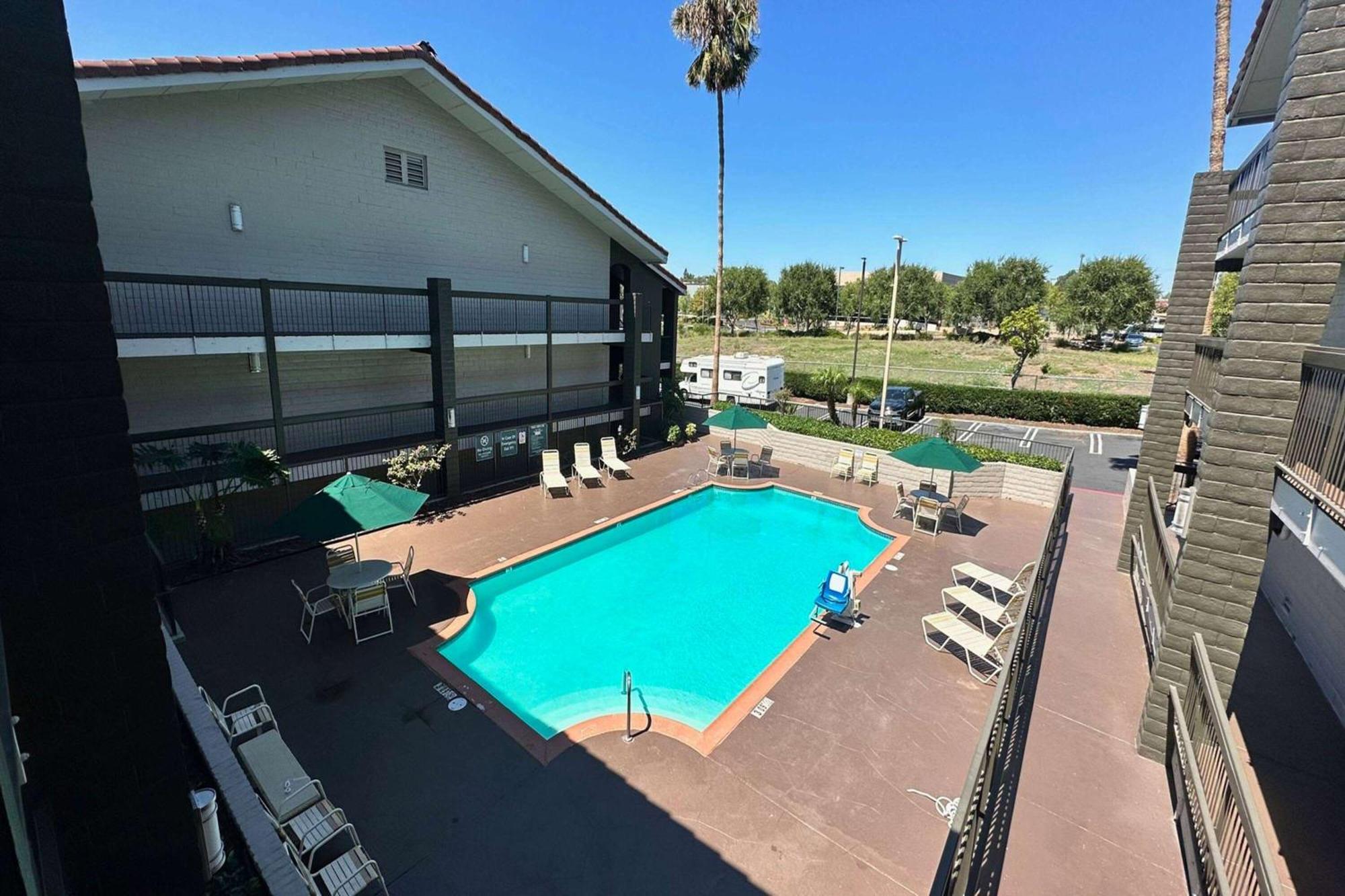 Days Inn By Wyndham San Diego Vista Exterior photo